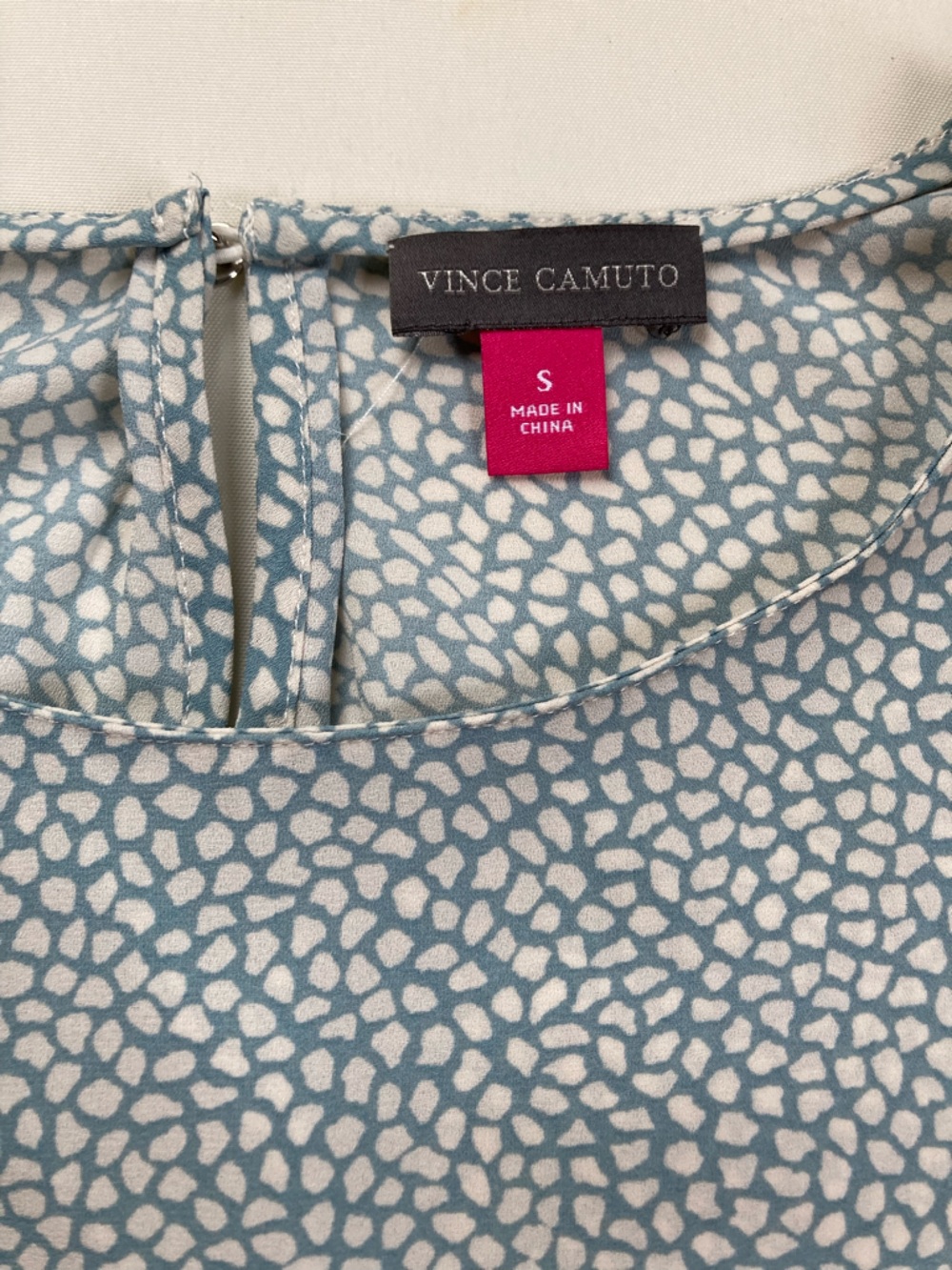 Vince Camuto Blue White Abstract Pebble Print Blouse polka dot boho Joie EUC SM